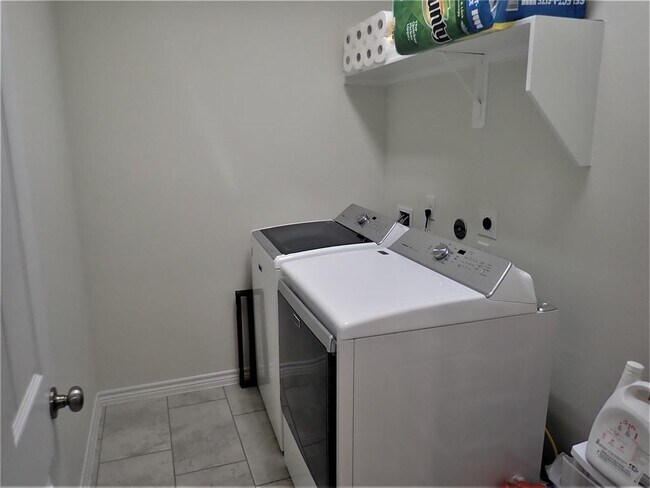 Building Photo - 24911 Prairie Briar Cir