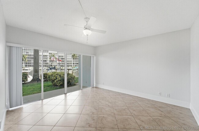 Building Photo - 1427 E Hillsboro Blvd