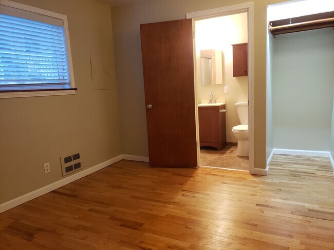 Building Photo - Fremont - Small Building - 1BR Top Floor C...