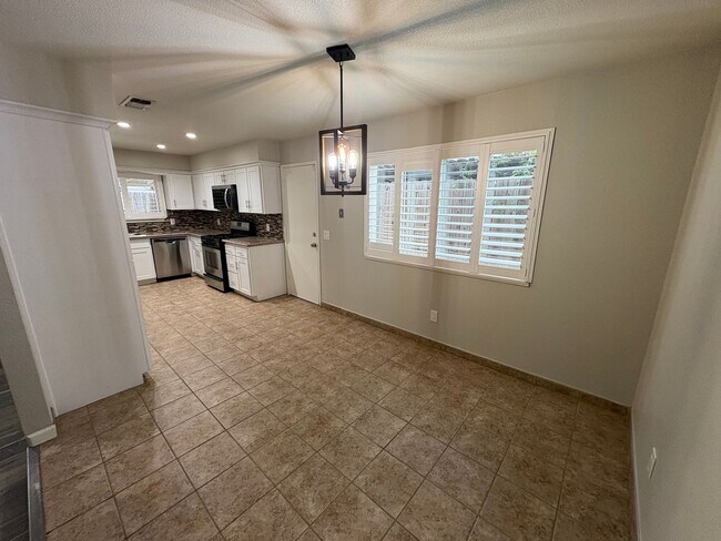 Building Photo - SW Visalia Home with Pool Available Now!