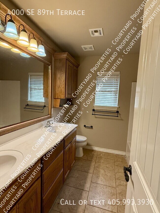 Building Photo - 4000 SE 89th Terrace