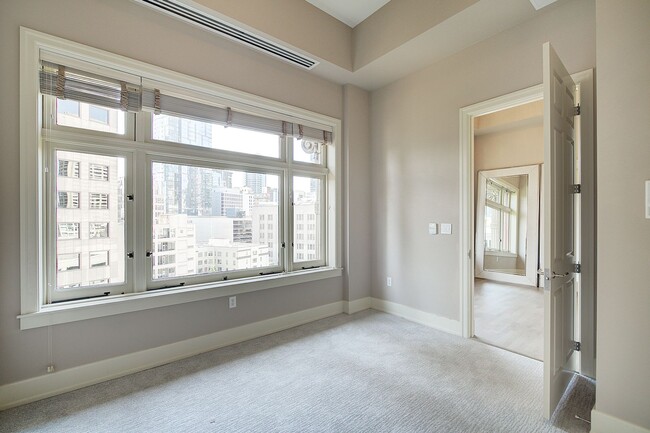 Building Photo - 2 Bd / 2.5 Ba Seattle Condo