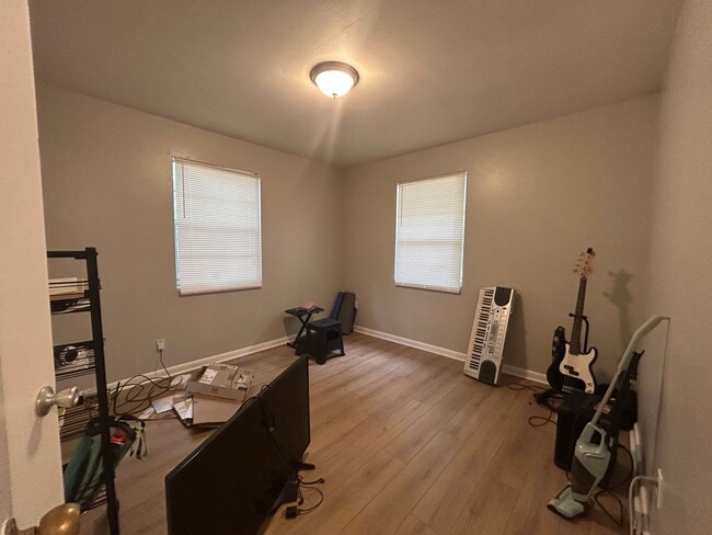 Building Photo - Beautiful 2/1 NW Gainesville with large yard
