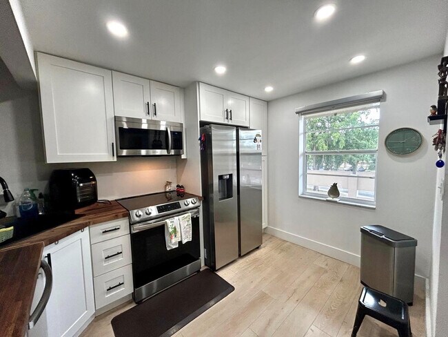 Building Photo - 1050 Country Club Dr