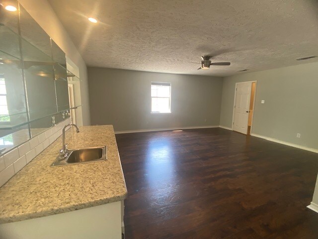 Building Photo - 601 Brown Dr