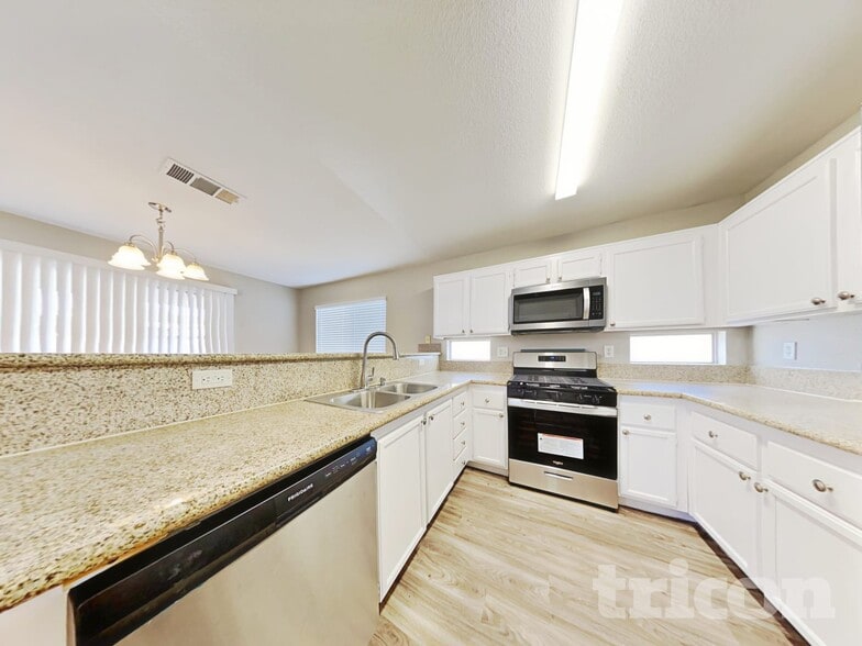 Building Photo - 5646 Roundrock Dr