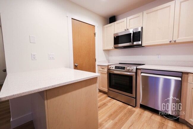 Building Photo - Fully Renovated Condo