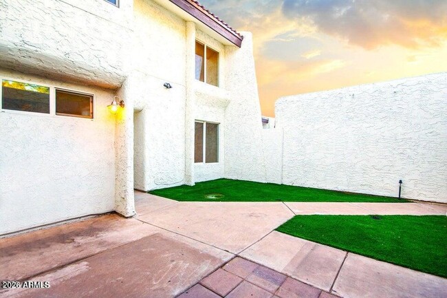 Building Photo - 1530 S River Dr