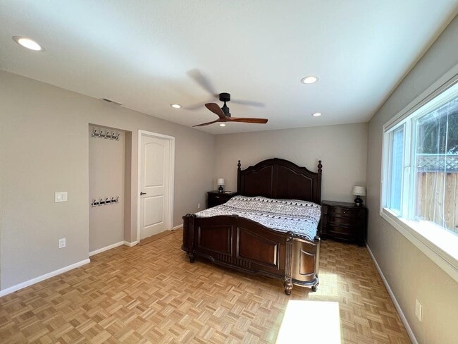 Building Photo - 630 Pilgrim Dr