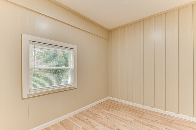 Building Photo - 2832 Cornelia Rd