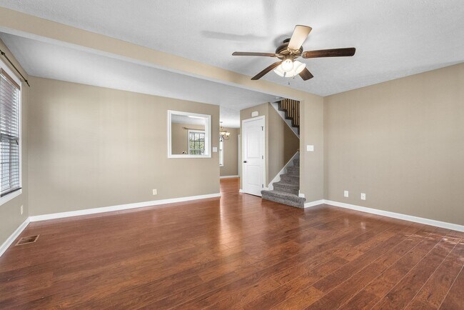 Building Photo - Large, Nice home close to Fort Campbell an...