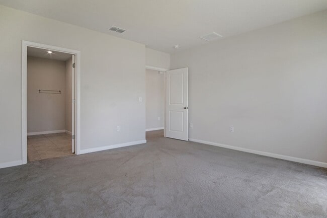 Building Photo - 3 Bedroom 2 Bathroom Single-Family Home No...