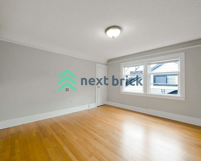 Building Photo - 4 Bed and 3 Bath Queen Anne Craftsman Hous...