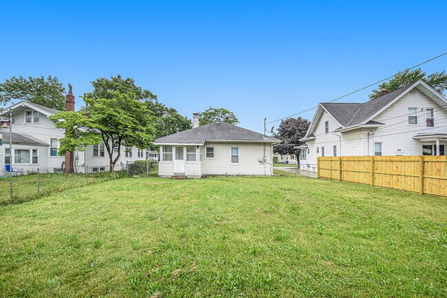 Building Photo - Comfortable Three Bedroom Home in a Great Location