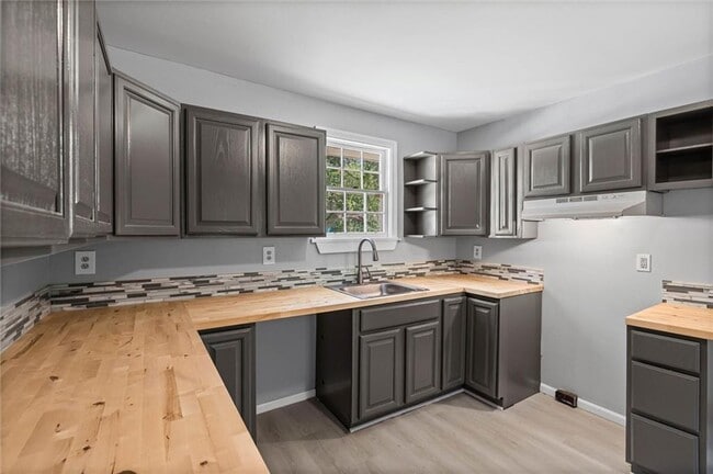 Building Photo - 12925 Bonnievale Dr N