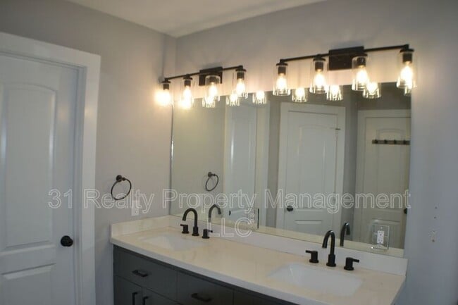 Building Photo - 9837 Fabiola Dr
