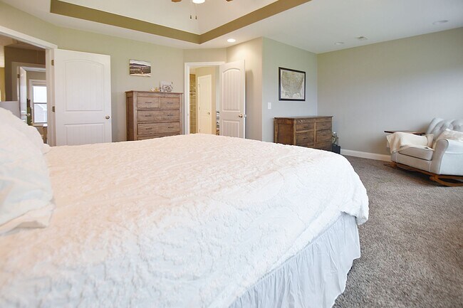 Building Photo - Pet Friendly Five Bedroom!