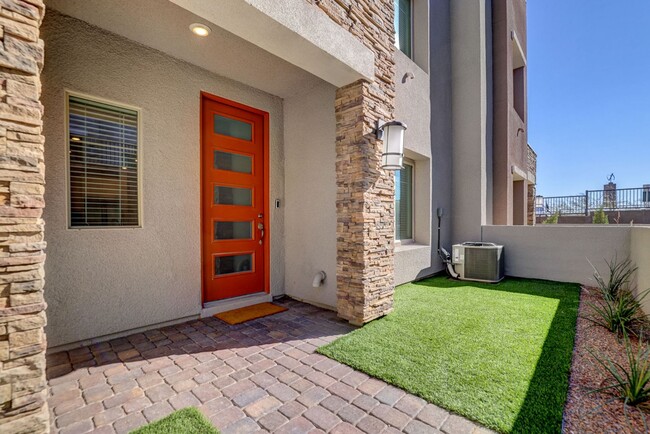 Building Photo - Stunning 3 Bedroom Condo in Summerlin!