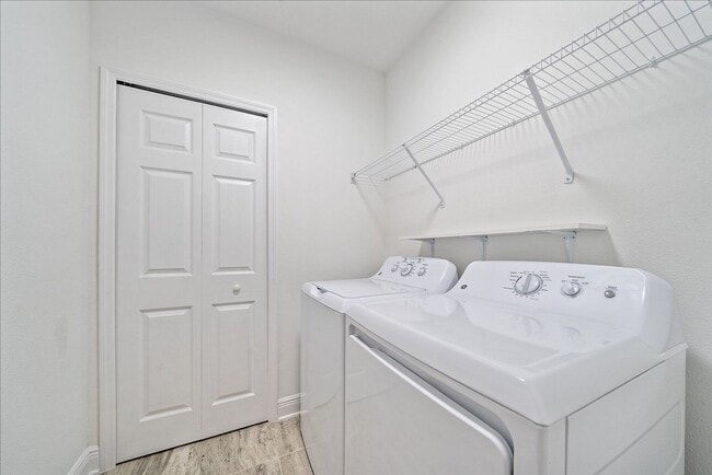 Building Photo - Beautiful Annual 4 Bedroom 2 Bath Single F...