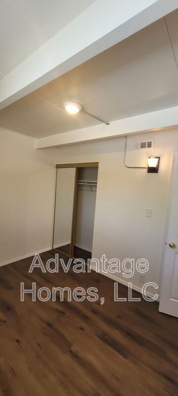 Building Photo - 936 N 71 St