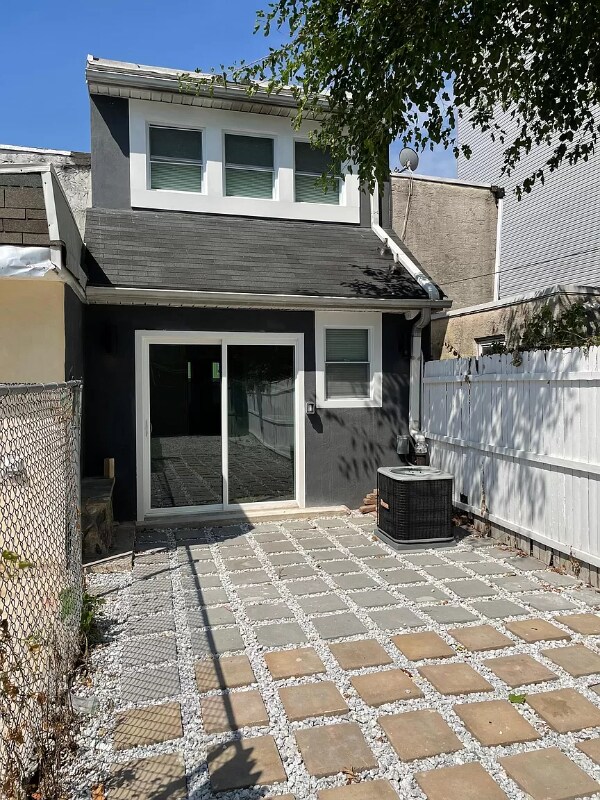 Building Photo - 1837 E Sergeant St