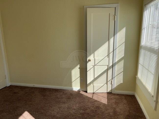 Building Photo - 515 W Kern Rd