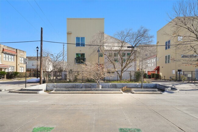 Building Photo - 1302 Rosalie St