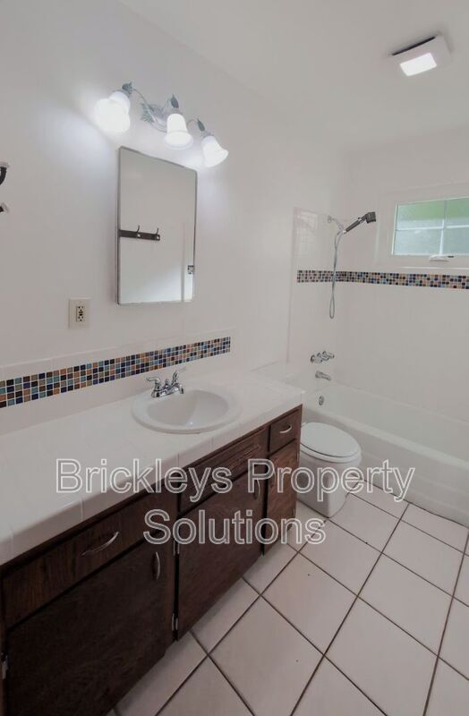 Building Photo - 1435 E Cedar St