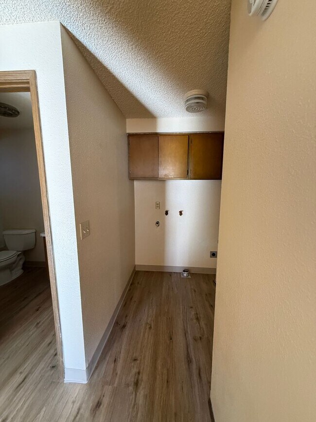 Building Photo - 2109 E 8th St