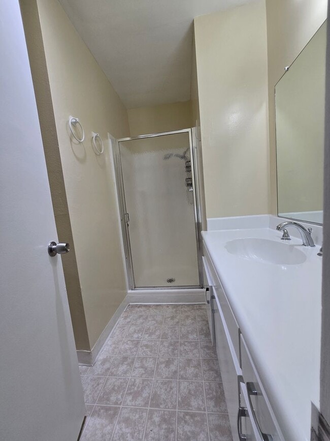 Building Photo - 3 Bedroom Apartment near to LMU, minutes t...