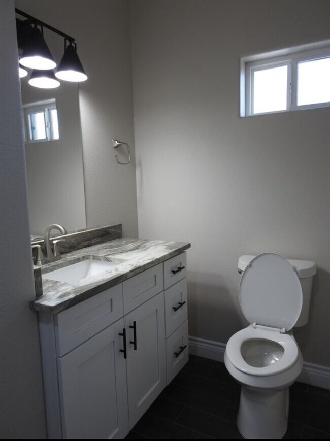 Building Photo - 400 Pitaya Ln