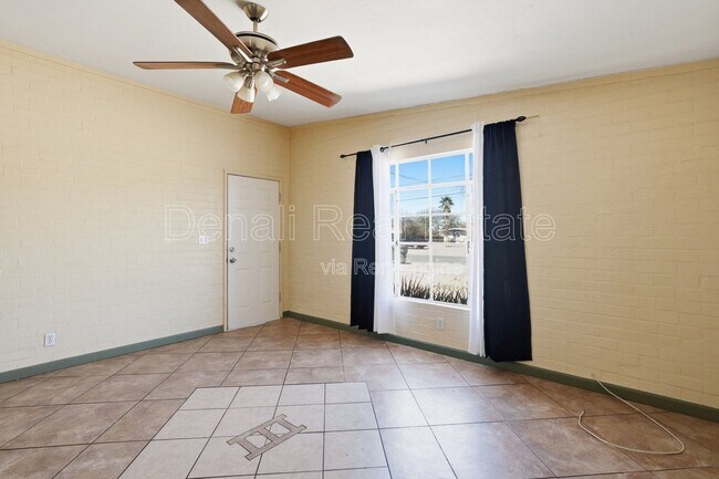 Building Photo - 3226 E Bermuda St