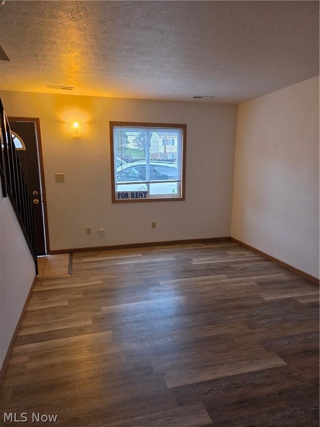 Building Photo - 240 Lilac Pl