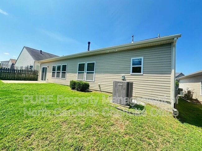 Building Photo - 3520 Larkhaven Ave SW