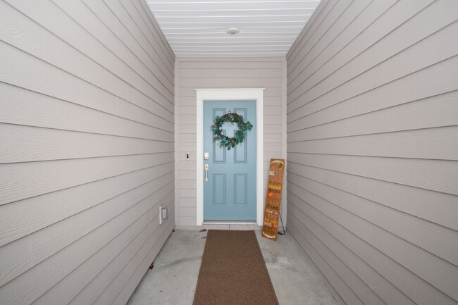 Building Photo - Spacious 3-bedroom, 2.5-bath townhome