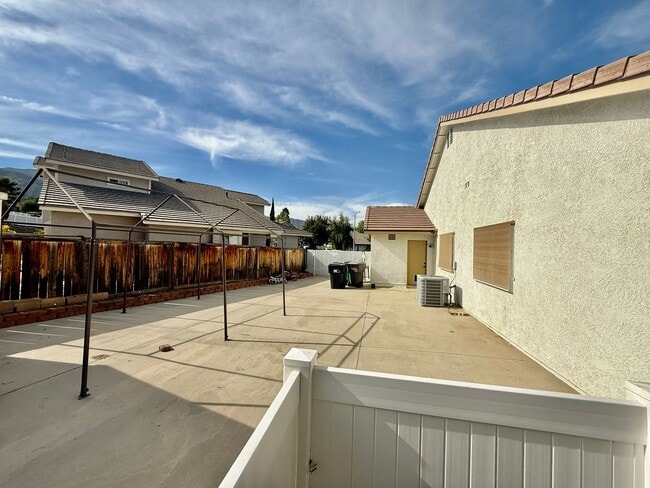 Building Photo - Nice Single Story Home