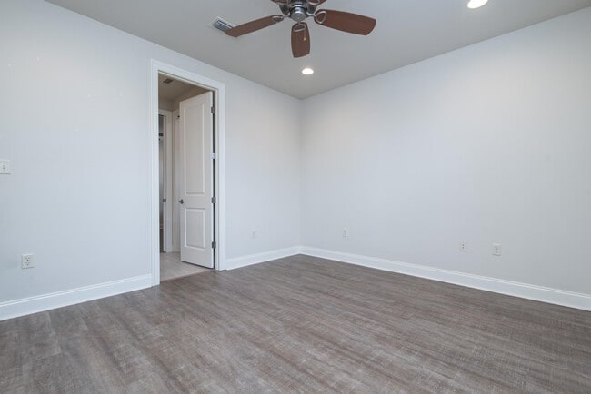 Building Photo - 718 Woods Dr