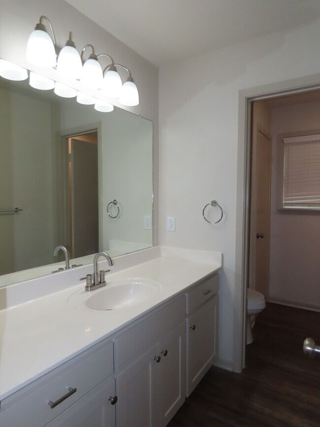 Building Photo - Updated 5 bedroom, 3 bathroom home in Tyle...