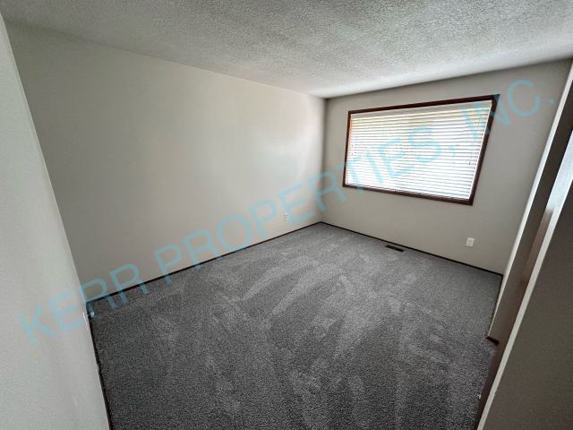 Building Photo - Charming 3-Bed, 2-Bath Haven in Portland's NE Heart, 1615 Sq Ft of Comfort!