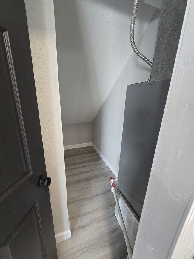 Building Photo - 2 Bedroom 1.5 Bath Townhouse Apt in Osage Beach!