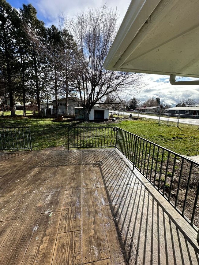 Building Photo - 3 Bedroom 2 Bath Home in Suburbs