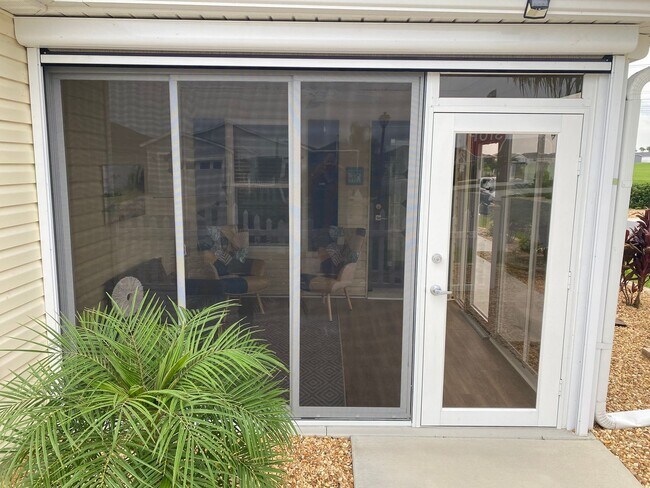 Building Photo - Beautiful, Furnished ANNUAL 2 bed, 2 bath ...