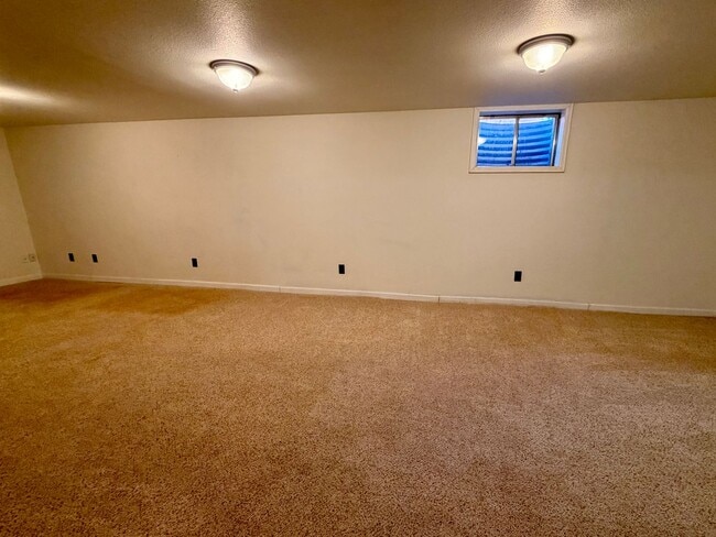 Building Photo - Amazing 3bed/2 bath with finished basement.