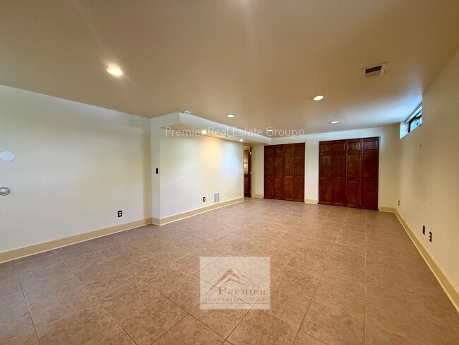 Building Photo - 429 E San Rafael St