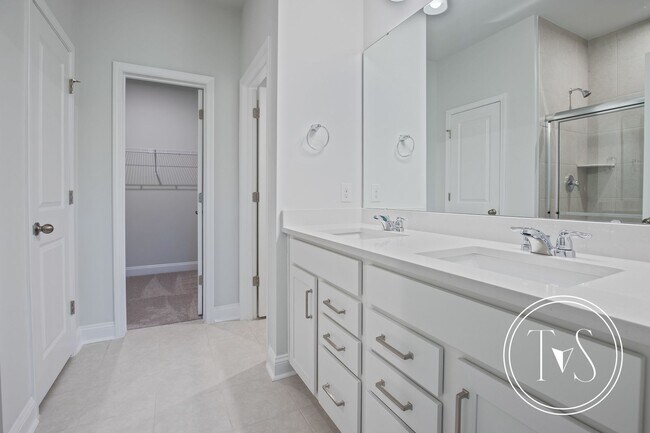 Building Photo - RATE DROP ALERT (was $3500/month) and SUMM...