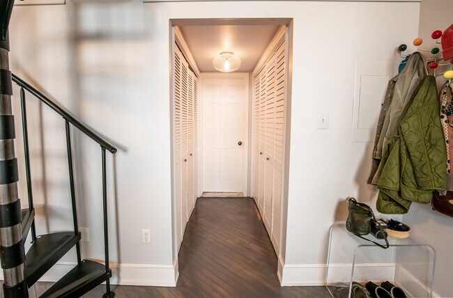 Building Photo - 154 Ogden Ave.