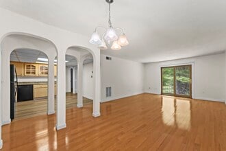 Building Photo - 7 Shadowbrook Ln
