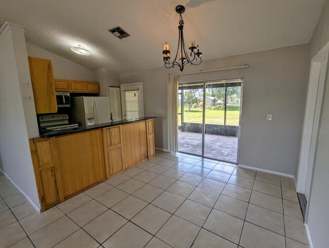 Building Photo - 554 SW Lakehurst Dr
