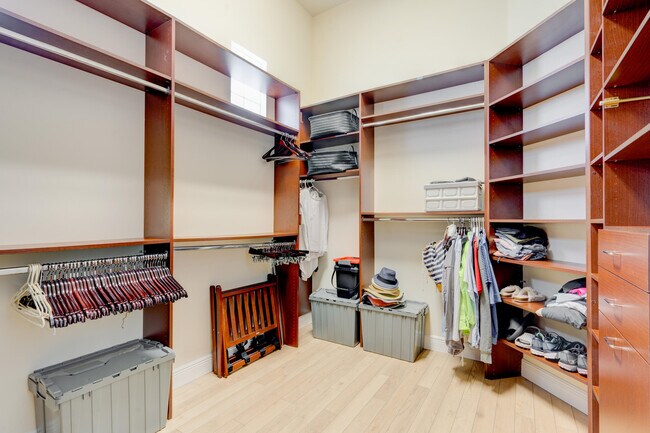 Building Photo - 119 Esperanza Way