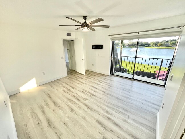 Building Photo - Beautiful Townhome in West Palm Beach!